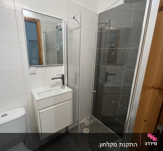 מקלחון זכוכית עם ראש מקלחת עגול